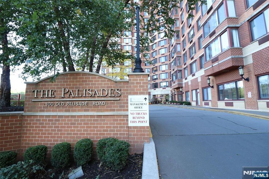 This luxury highrise condo is located in the heart of Fort Lee and offers breathtaking views of the Hudson River and the Manhattan skyline. Residents can enjoy amenities such as an outdoor swimming pool, gym, library, community room, business conference room, BBQ area, and 24hr concierge service. A commuter's dream, this condo is perfect for those who frequent NYC via bus or car. The neighborhood also features parks, restaurants and cafes, and plenty of entertainment all within walking distance! A MUST SEE.