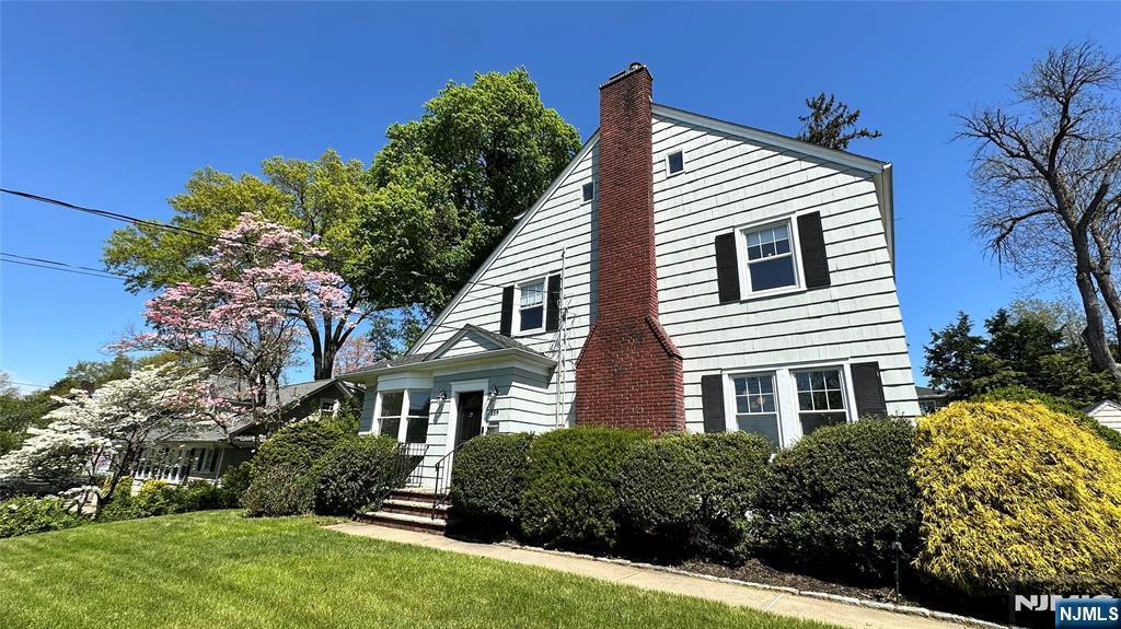 359 Linwood Ave, Ridgewood, New Jersey - 5 Bedrooms  
3 Bathrooms  
11 Rooms - 