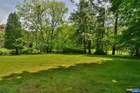 Photo of 584 W Saddle River Road, Upper Saddle River, NJ 07458 (MLS # 26013985)