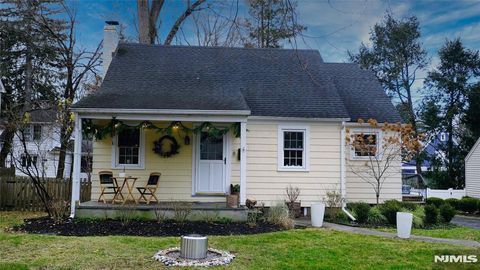 Photo of 8 Downing Place, Harrington Park, NJ 07640 (MLS # 25042386)