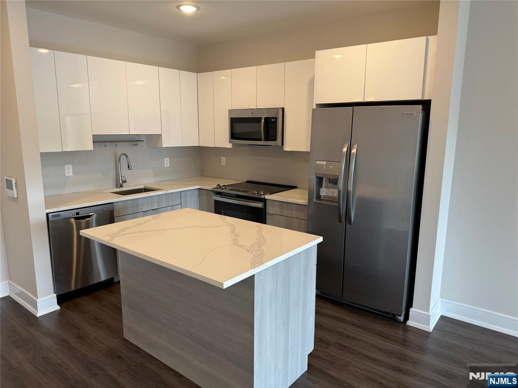 Rental Property at 470 Main St 619, Fort Lee, New Jersey - Bedrooms: 1 
Bathrooms: 1 
Rooms: 4  - $3,045 MO.