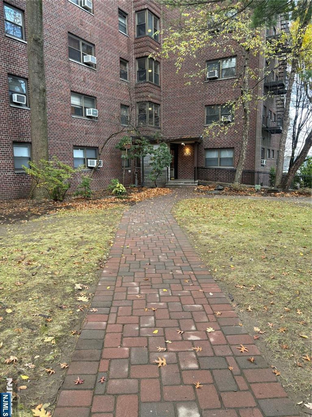 Photo of 3051 Edwin Ave #3J, Fort Lee, NJ 07024 (MLS # 25041423)