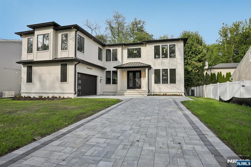 Photo of 187 Crest Drive, Paramus, NJ 07652 (MLS # 25032511)
