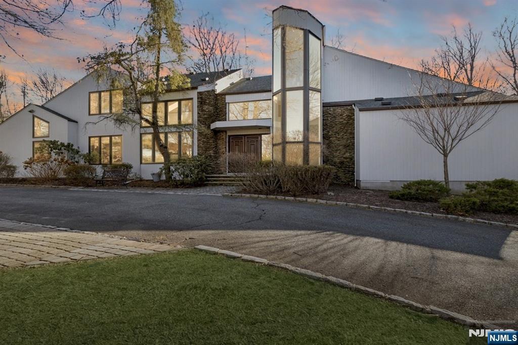 21 Post Lane, Livingston, New Jersey - 5 Bedrooms  
5.5 Bathrooms  
12 Rooms - 