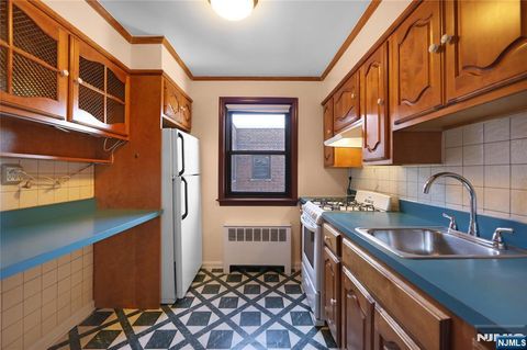 Photo of 2329 Hudson Ter #E7, Fort Lee, NJ 07024 (MLS # 25035193)
