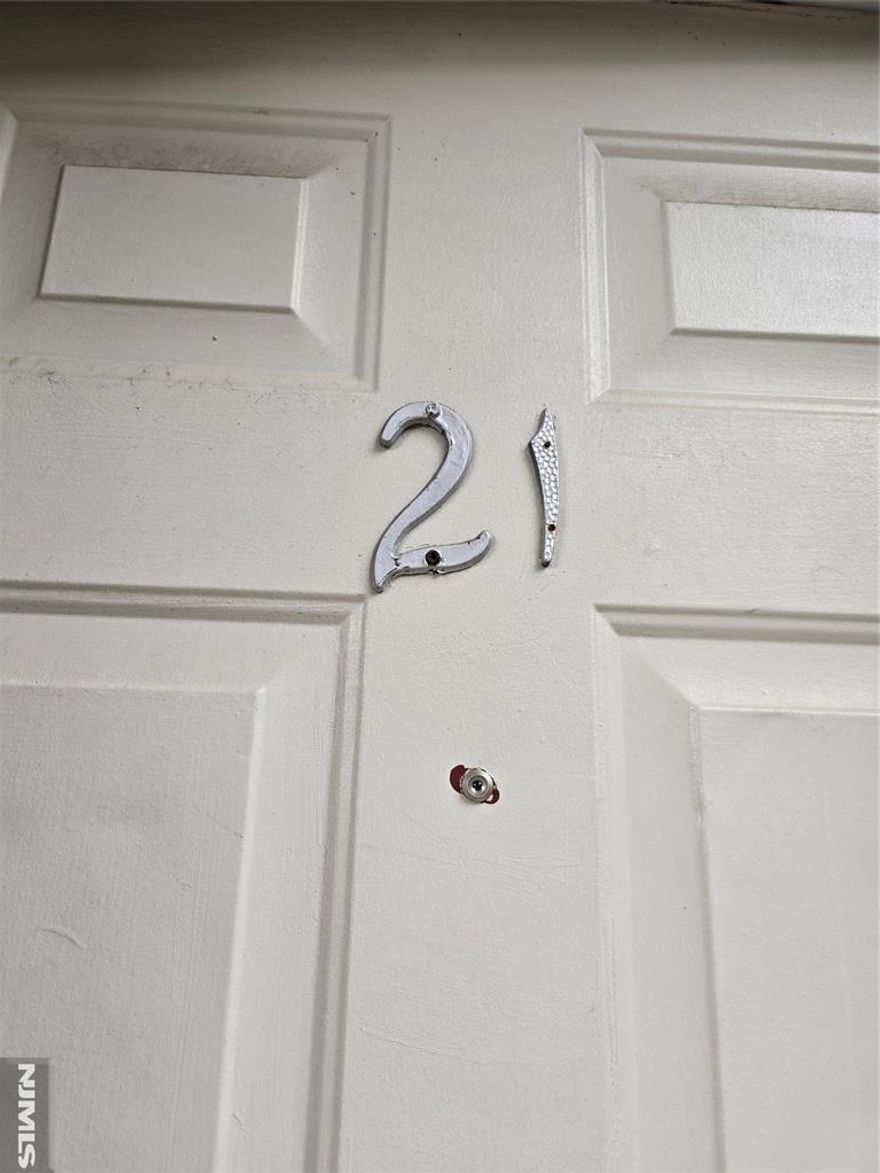 Newly updated 1 bedroom apartment with private entrance. NO SECURITY DEPOSIT REQUIRED! Located on quiet street close to transportation, shopping and restaurants!