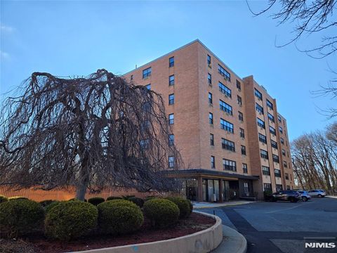 Photo of 2348 Linwood Avenue #3L, Fort Lee, NJ 07024 (MLS # 26020315)