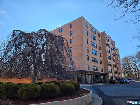 Photo of 2348 Linwood Avenue #3L, Fort Lee, NJ 07024 (MLS # 26020315)