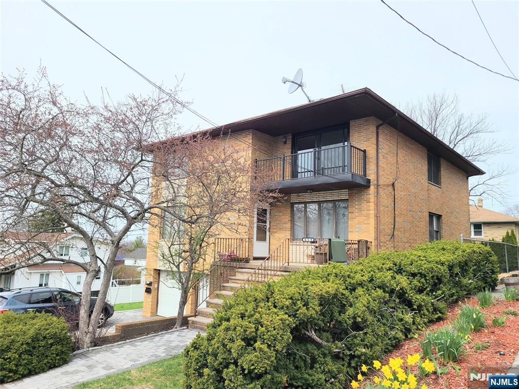 459 Westview Pl 2nd Floor, Fort Lee, New Jersey - 3 Bedrooms  
2 Bathrooms  
6 Rooms - 