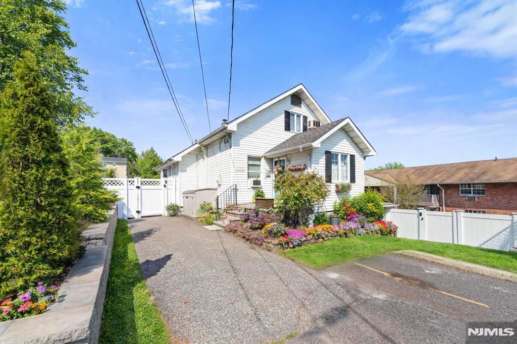 Photo of 70 Overlook Avenue, Ridgefield Park, NJ 07660 (MLS # 26012232)