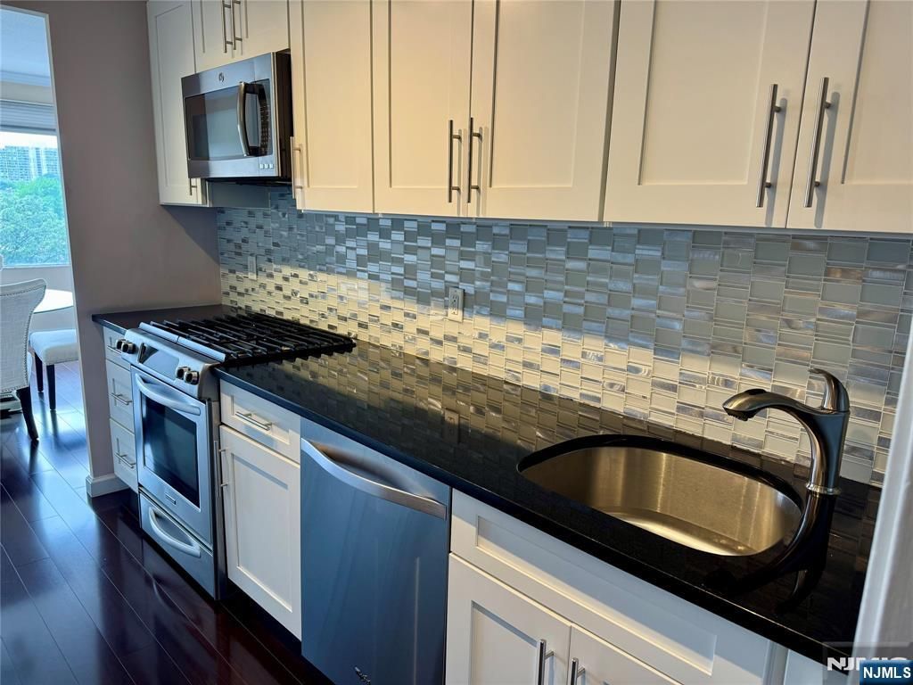 Photo of 6 Horizon Road #604, Fort Lee, NJ 07024 (MLS # 25036000)