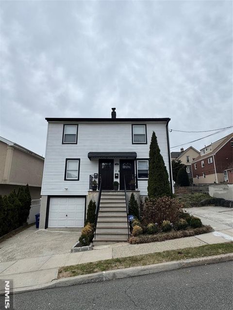 Photo of 256 Coolidge Ave #B, Fort Lee, NJ 07024 (MLS # 26006766)