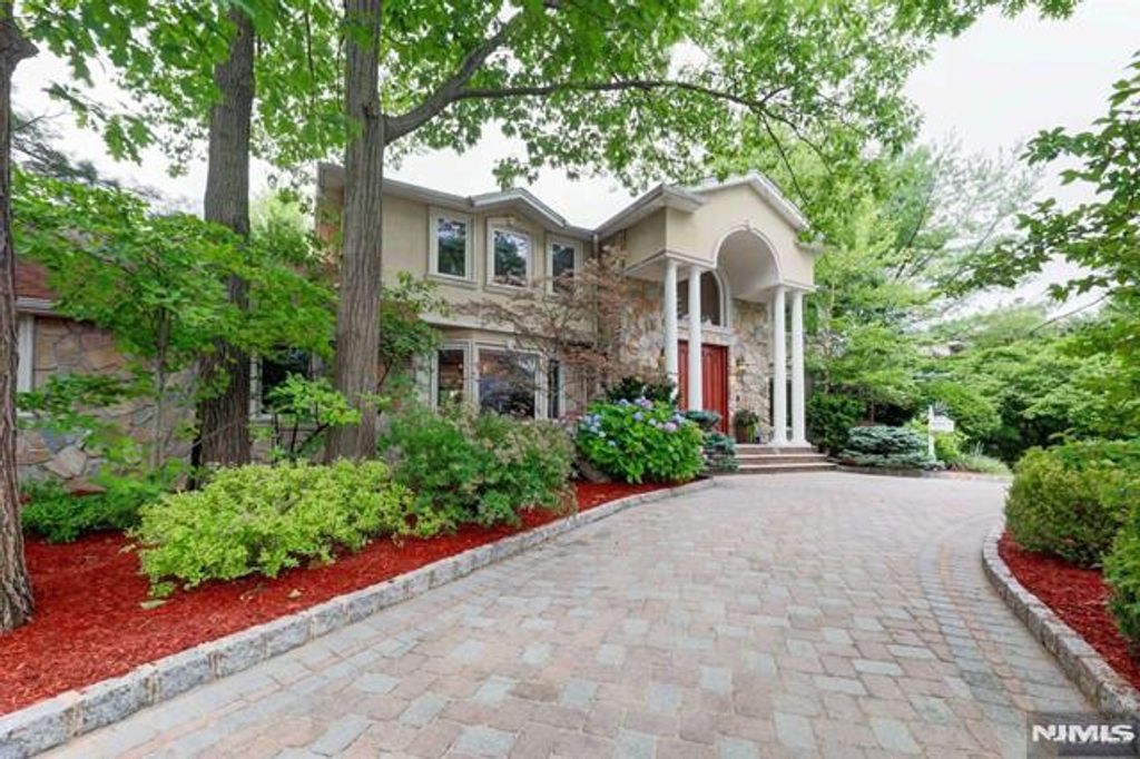 Photo of 38 Roslyn Avenue, Englewood Cliffs, NJ 07632 (MLS # 25026723)
