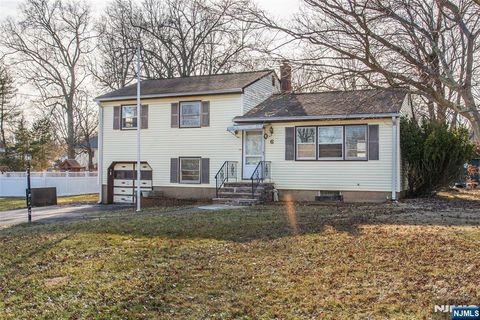 Photo of 6 Hamilton Court, Hanover Township, NJ 07981 (MLS # 26001394)