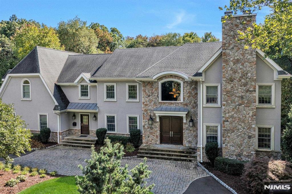 450 Hartung Drive, Wyckoff, New Jersey - 6 Bedrooms  
8 Bathrooms  
12 Rooms - 