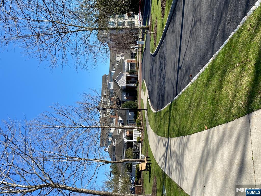 3306 The Plaza 3306, Tenafly, New Jersey - 2 Bedrooms  
2 Bathrooms  
7 Rooms - 
