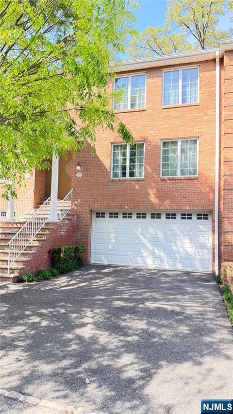 Photo of 29 Skymark CT, Upper Saddle River, NJ 07458 (MLS # 26015404)