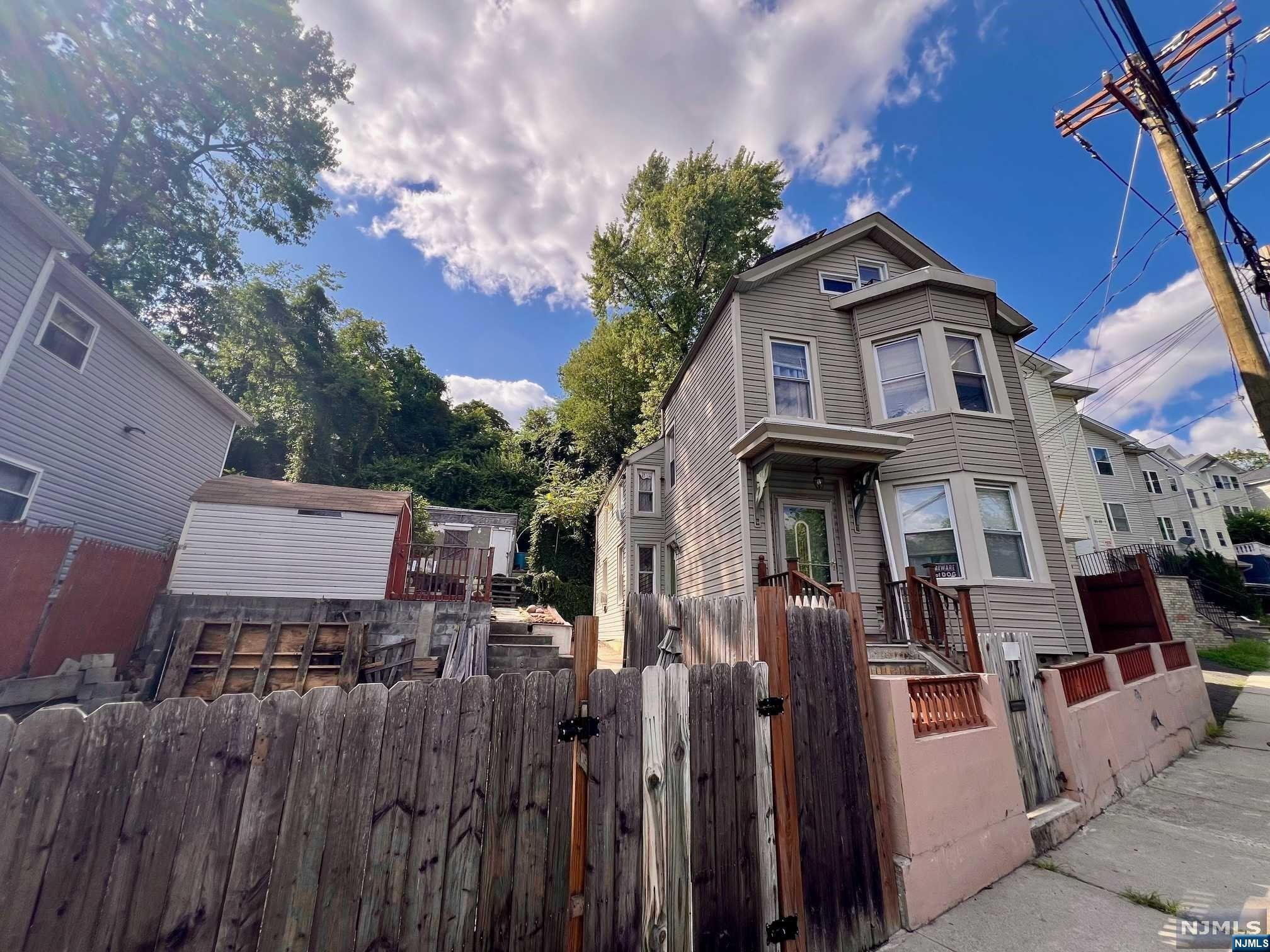 21 Cliff Street, Paterson, New Jersey - 3 Bedrooms  
2 Bathrooms  
7 Rooms - 