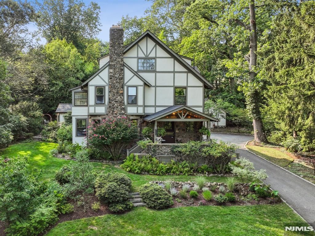 Photo of 340 Highland Avenue, Montclair, NJ 07043 (MLS # 26001631)