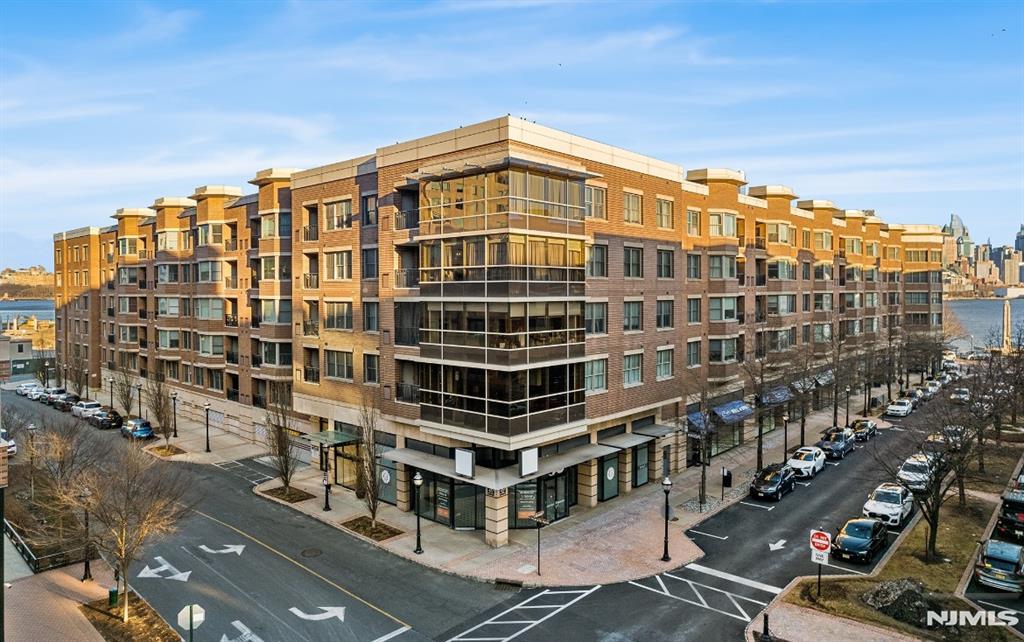 20 Ave At Port Imperial 418, West New York, New Jersey - 2 Bedrooms  
1 Bathrooms  
5 Rooms - 