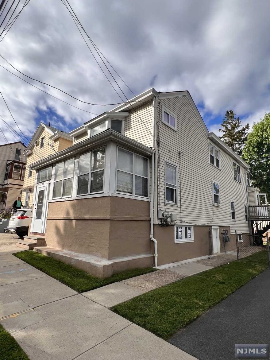 ***BOM - BUYER COULD NOT PERFORM **** -- ATTENTION 1ST TIME HOME BUYERS, PURCHASE THIS UNIQUE PROPERTY. 2 BEDROOM ON EACH FLOOR. BOILER ONLY 3 YEARS OLD. BEAUTIFUL LANDSCAPING, 4 CAR PARKING, LOT SIZE 50X100. BASEMENT SEMI FINISHED. QUIET LOCATION.