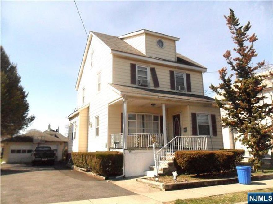 Nice 4 bedroom home with Easy access to NY and NJ public transportation . 3 floors and a nice deck. 2 Car Garage and 3 plus parking in the driveway