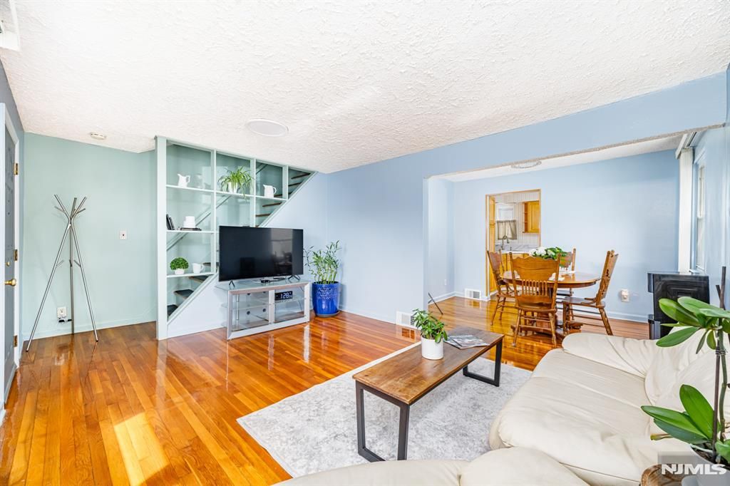 Photo of 40 South Drive, Rochelle Park, NJ 07662 (MLS # 26016520)