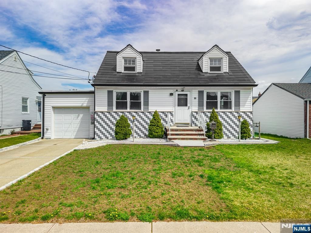 Photo of 40 South Drive, Rochelle Park, NJ 07662 (MLS # 26016520)