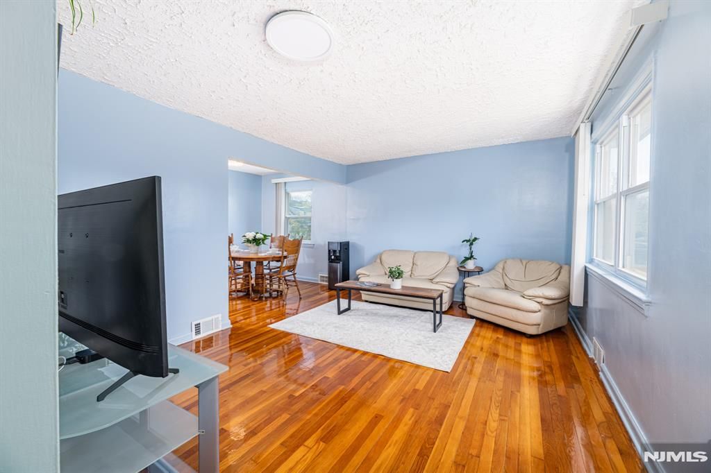 Photo of 40 South Drive, Rochelle Park, NJ 07662 (MLS # 26016520)