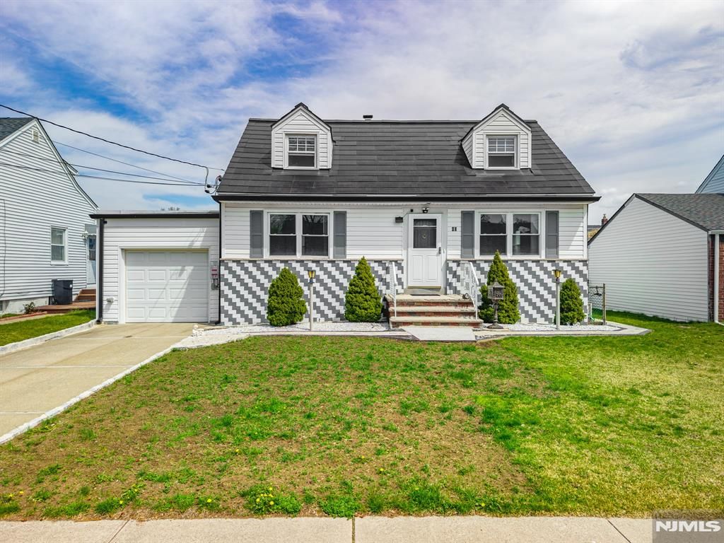 Photo of 40 South Drive, Rochelle Park, NJ 07662 (MLS # 26016520)
