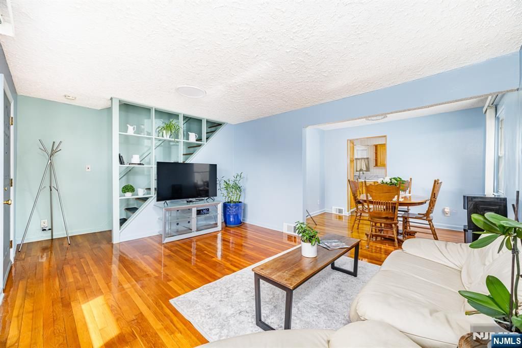 Photo of 40 South Drive, Rochelle Park, NJ 07662 (MLS # 26016520)