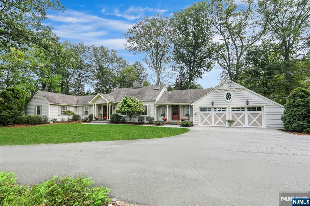 Photo of 269 Edgewood Road, Franklin Lakes, NJ 07417 (MLS # 25034206)