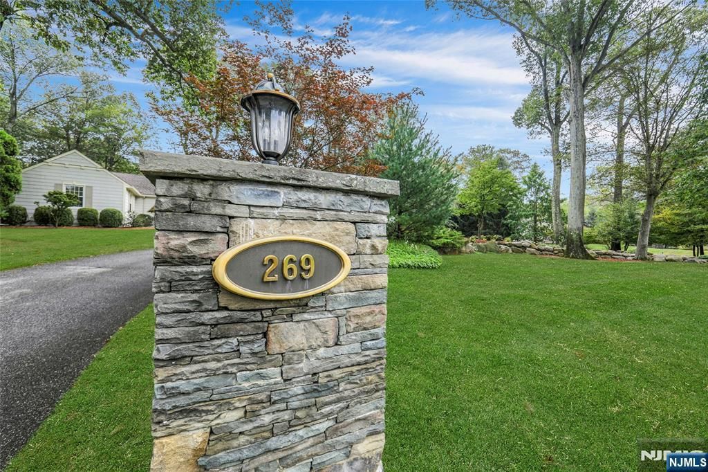 Photo of 269 Edgewood Road, Franklin Lakes, NJ 07417 (MLS # 25034206)