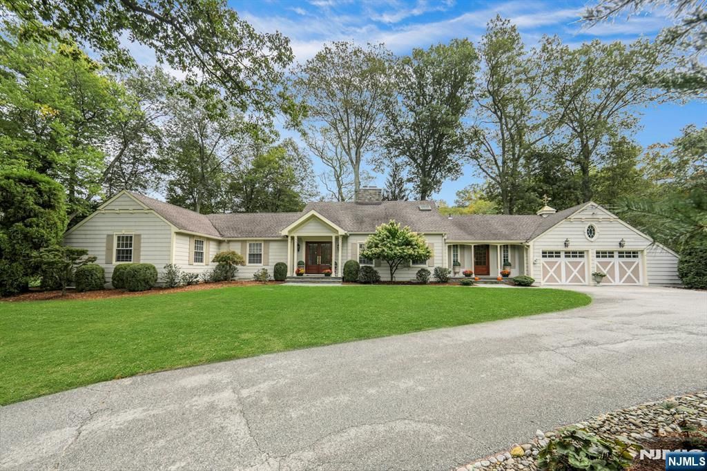 Photo of 269 Edgewood Road, Franklin Lakes, NJ 07417 (MLS # 25034206)