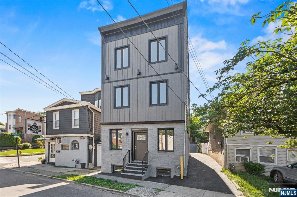 92 Bloomfield Avenue