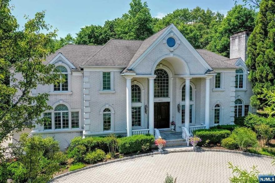 ELEGANT EUROPEAN INSPIRED CUSTOM BRICK HOME PRESENTS 7,100+ SQFT OF ARTISAN CRAFTED INTERIOR SPACES W/ ARCHITECTURAL ELEMENTS.INVITES GRAND-SCALE LIVING & ENTERTAINING.SCENIC VIEWS IS CAPTURED THRU MULTITUDE OF WINDOWS FROM EVERY CORNER.IDEAL CU-DE-SAC LOC.PROVIDES OASIS OF TRANQUILITY,PRIVACY & LUXURY.FLOWING PAVER CIRCULAR DRIVEWAY& CUST.ENTRY DOOR LEADS TO GRAND 2 STRY EH W/SWEEPING BRIDAL STAIRWY.FORMAL LR W/FPL.BANQUET SIZE 24 SEAT DR.W/BLT INS.& BUTLER'S PANTRY.FRENCH DOORS GIVES ACCESS TO GR,BOASTING SOARING CEILING,FLUTED CULUMNS,WET BAR,MARBLE FPL.EXPANSIVE CHEF'S KITCH. W/ GRANITE CENTER ISLE & MODERN APPLIANCES.SUN DRENCHED BRKFASTR.IS ADJACENT TO KITCH.DELIGHTFUL SOLARIUM W/5 ARCHED WINDOWS W/ACCESS TO DECK.LIBRARY W/ CUST CHERRY CABINTRY.2ND FLR MEZANINE LEADS TO LUX.PRIMARY BR/FPL,TRAY CEIL.2 WIC.HIS & HER SHOWER,SPA R00M.W/JACUZ.SEPARATE WING OFFERS 3 ADDITIONAL GENEROUS SIZE EN-SUITE BRS.BACK-UP GENERATOR-SPRINKLER SECURITY SYST.FIRST FLOOR GUEST SUITE.4 CAR GARAGE