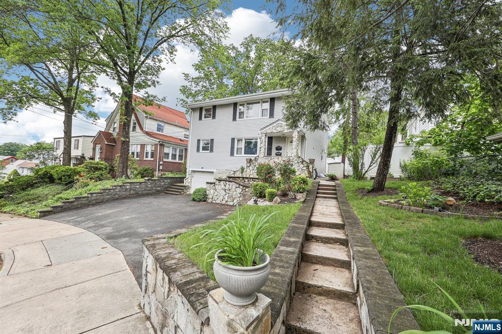 197 Parkway, Maywood, New Jersey - 5 Bedrooms  
4 Bathrooms  
9 Rooms - 