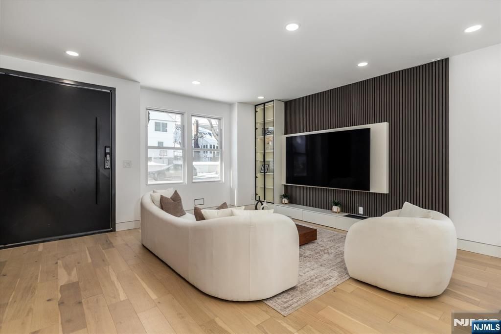 Photo of 33 Elycroft Parkway, Rutherford, NJ 07070 (MLS # 26001422)