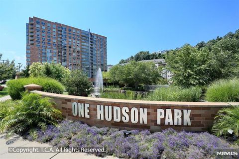 Photo of 301 Hudson Park #301, Edgewater, NJ 07020 (MLS # 25040736)