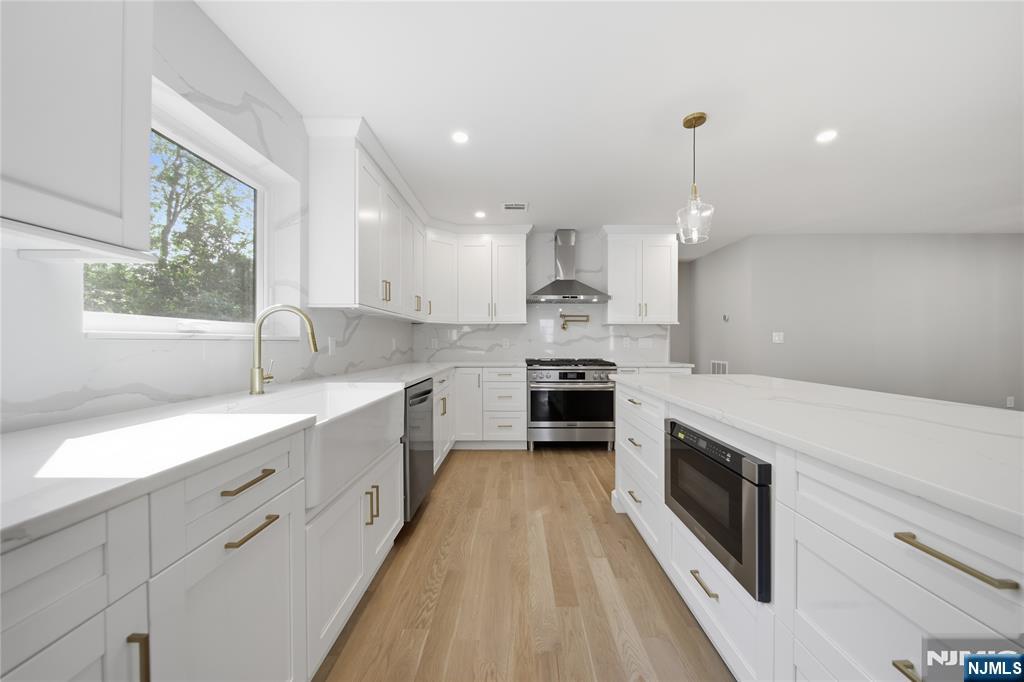 182 W Grand Avenue