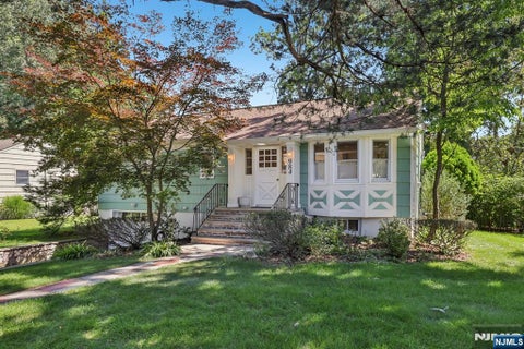 Photo of 984 Crystal Lake Terrace, Franklin Lakes, NJ 07417 (MLS # 26034125)