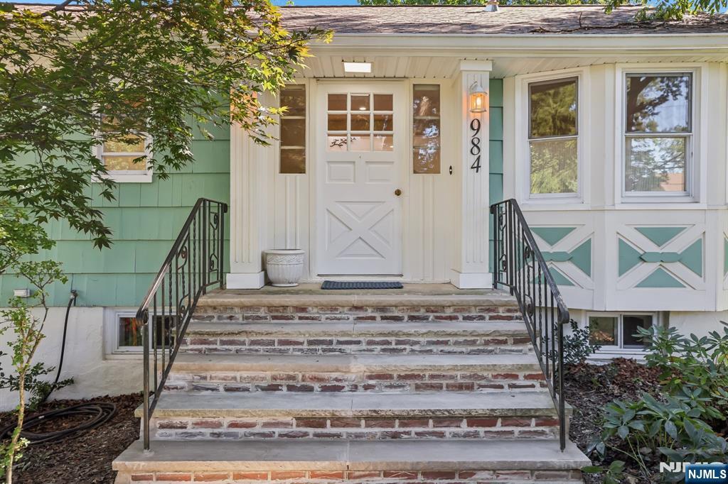 984 Crystal Lake Terrace