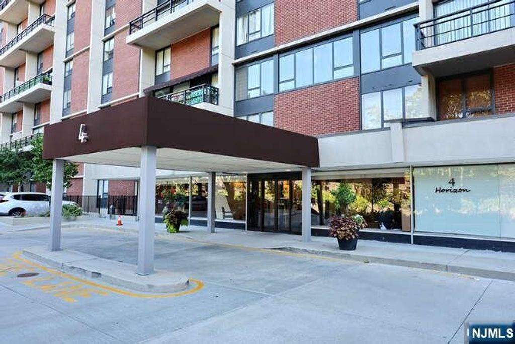 Photo of 4 Horizon Road #802, Fort Lee, NJ 07024 (MLS # 25039807)