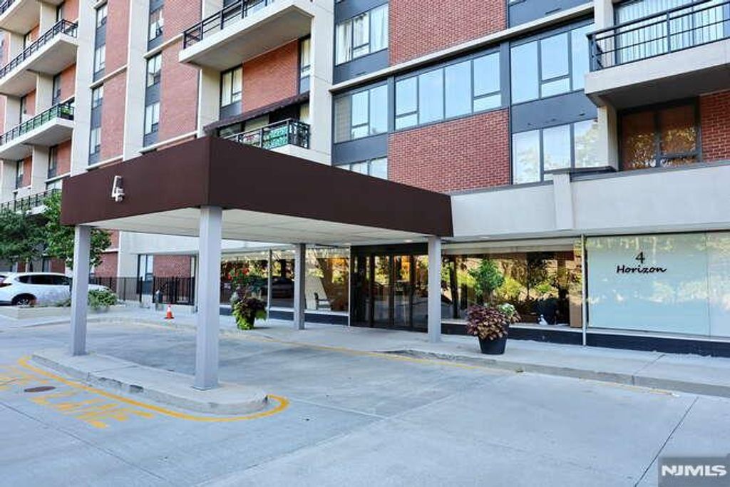 Photo of 4 Horizon Road #802, Fort Lee, NJ 07024 (MLS # 25039807)