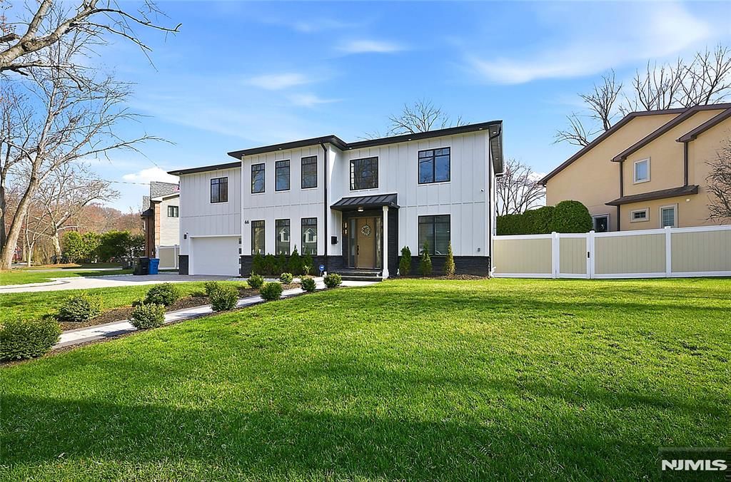 Photo of 66 Knollwood Drive, Paramus, NJ 07652 (MLS # 26010658)