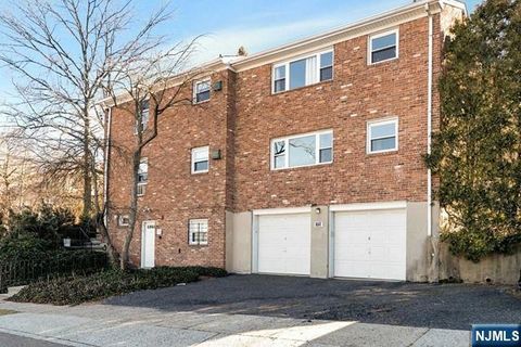 Photo of 172 Fort Lee Rd #1S, Leonia, NJ 07605 (MLS # 26000440)