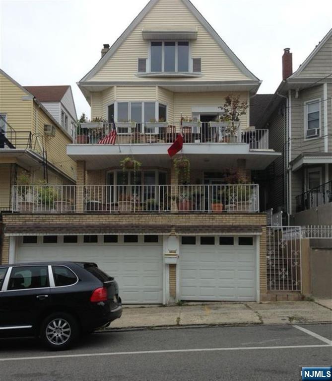 15 48th St 2, Weehawken, New Jersey - 2 Bedrooms  
1 Bathrooms  
6 Rooms - 