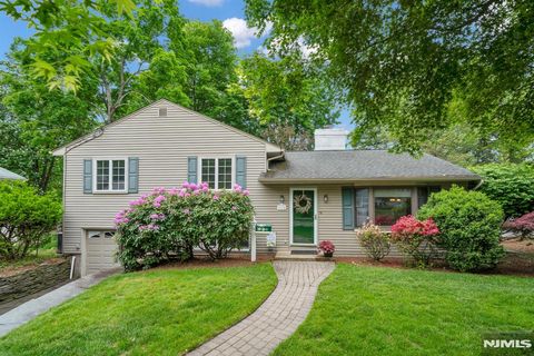 Photo of 165 Busteed Drive, Midland Park, NJ 07432 (MLS # 26019176)