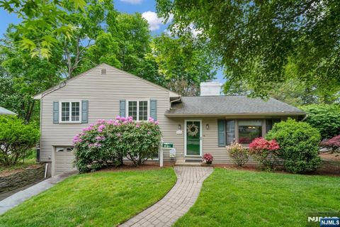 Photo of 165 Busteed Drive, Midland Park, NJ 07432 (MLS # 26019176)