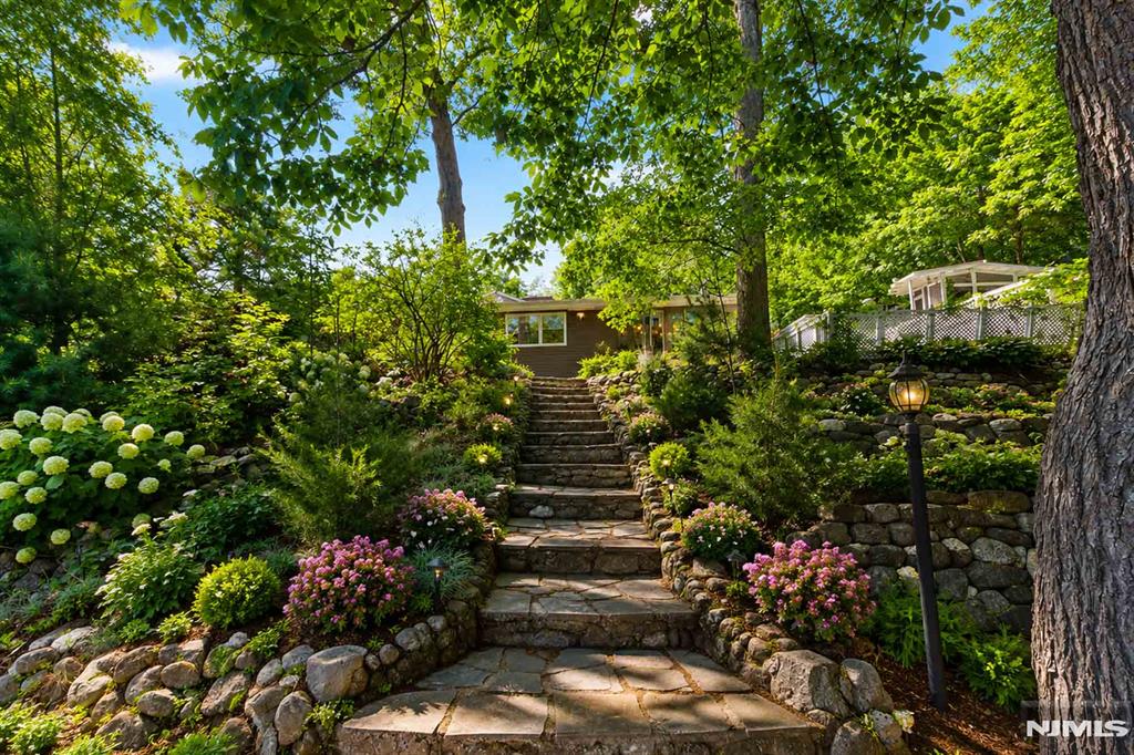 135 Skyline Lakes Drive